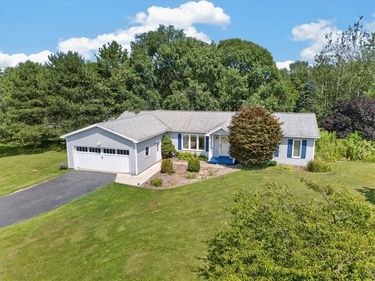 5770 Coppersmith Trl, Ontario, NY 14519