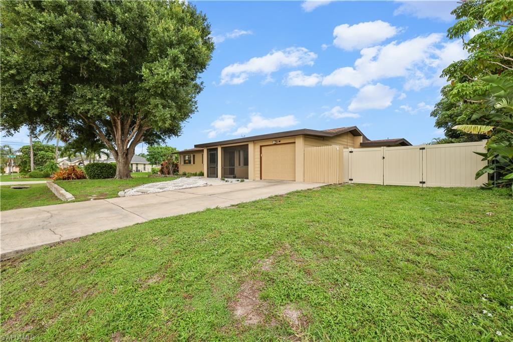 4029 Country Club Blvd, Cape Coral, FL 33904 Photo