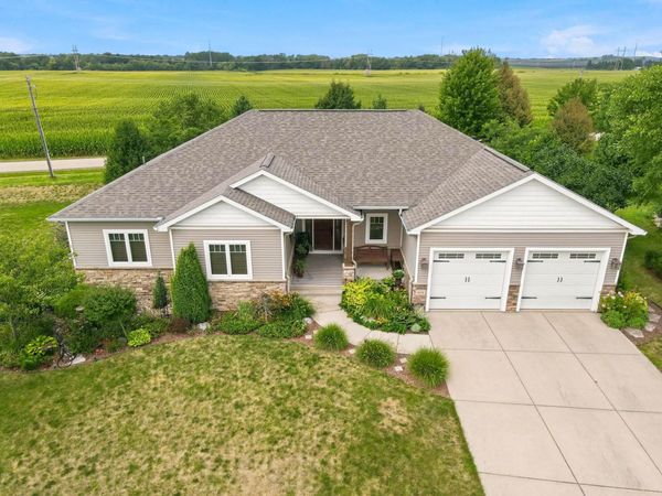 818 Bluebird Pass, Cambridge, WI 53523