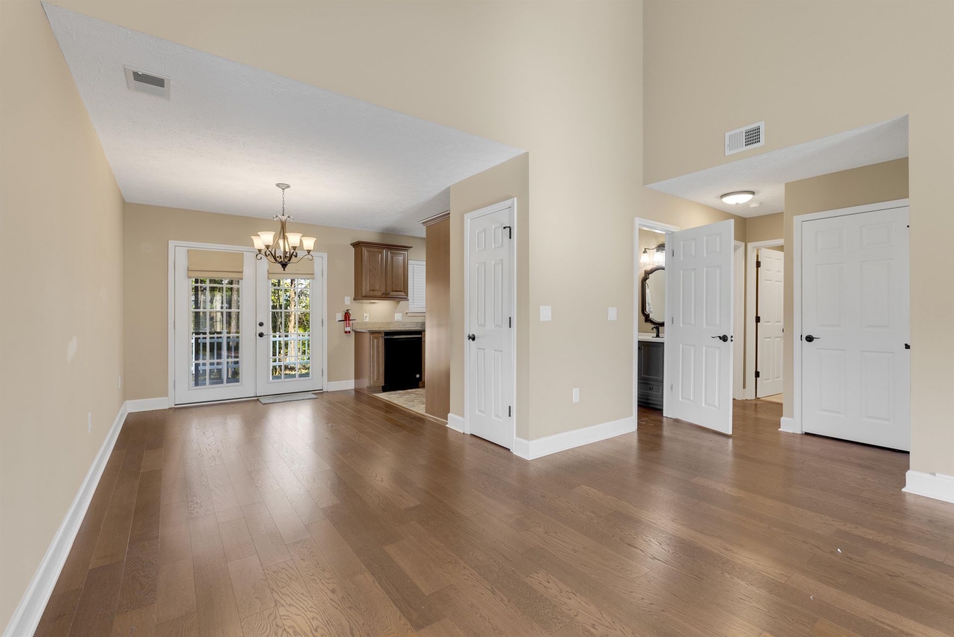 4533 Greenbriar Dr. Photo 10