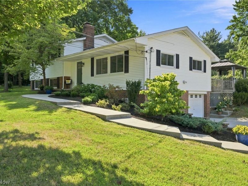 18082 Kenston Lake Drive, Chagrin Falls, OH 44023 Photo 2