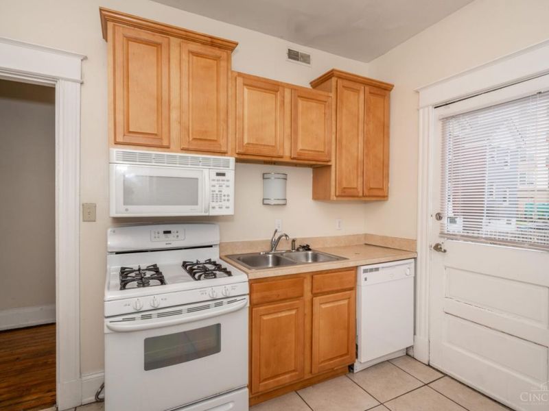 221 E Rochelle Street, Cincinnati, OH 45219 Photo 8