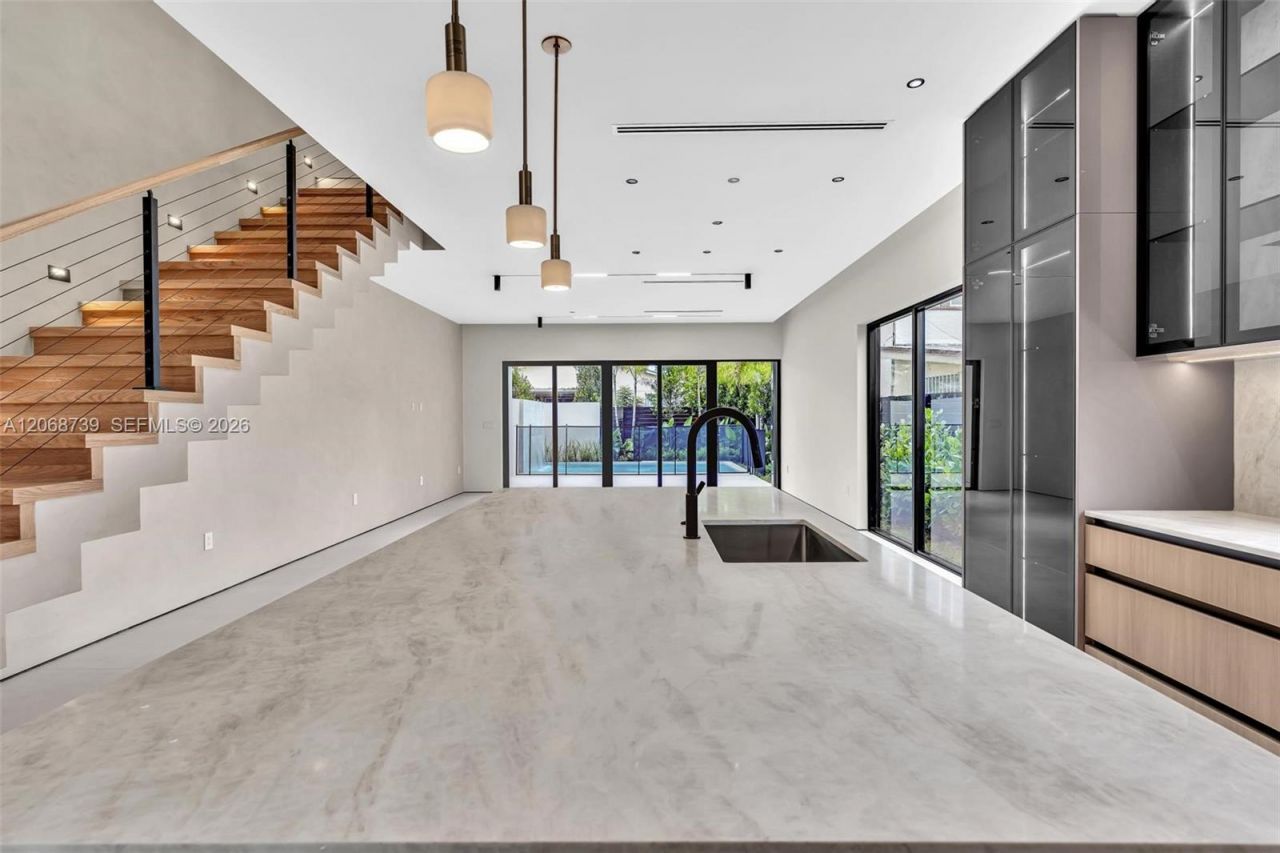 2222 SW 14th St , Unit right, Miami, FL 33145 Photo