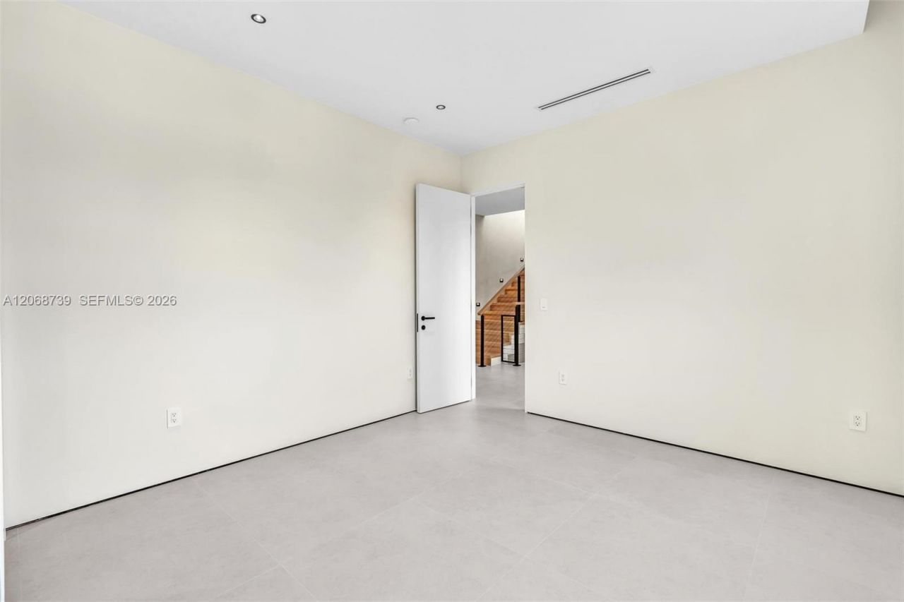 2222 SW 14th St , Unit right, Miami, FL 33145 Photo