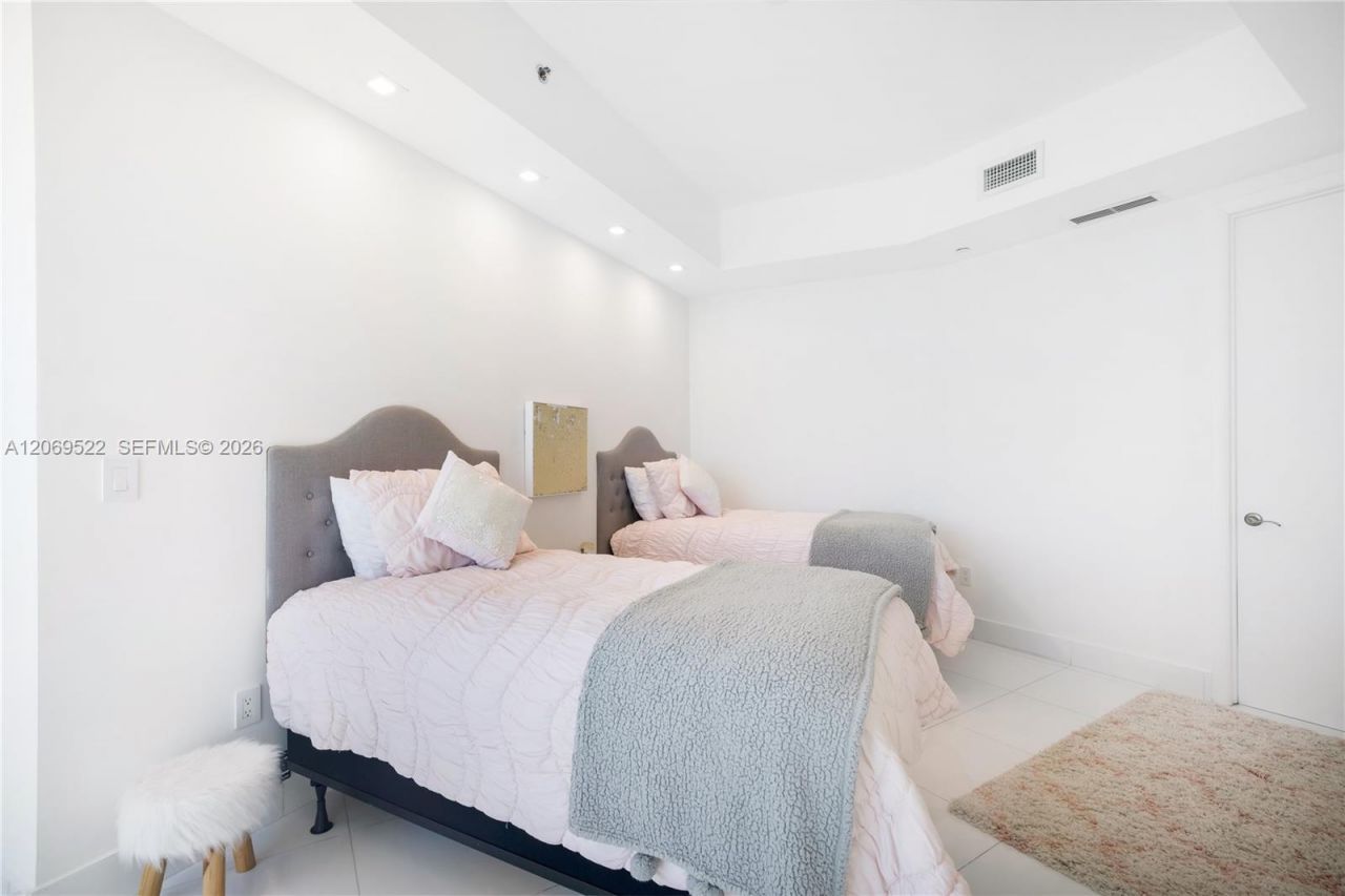 15901 Collins Ave, Unit 707, Sunny Isles Beach, FL 33160 Photo