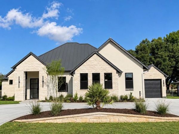 114 Meadowlakes DR, Meadowlakes, TX 78654
