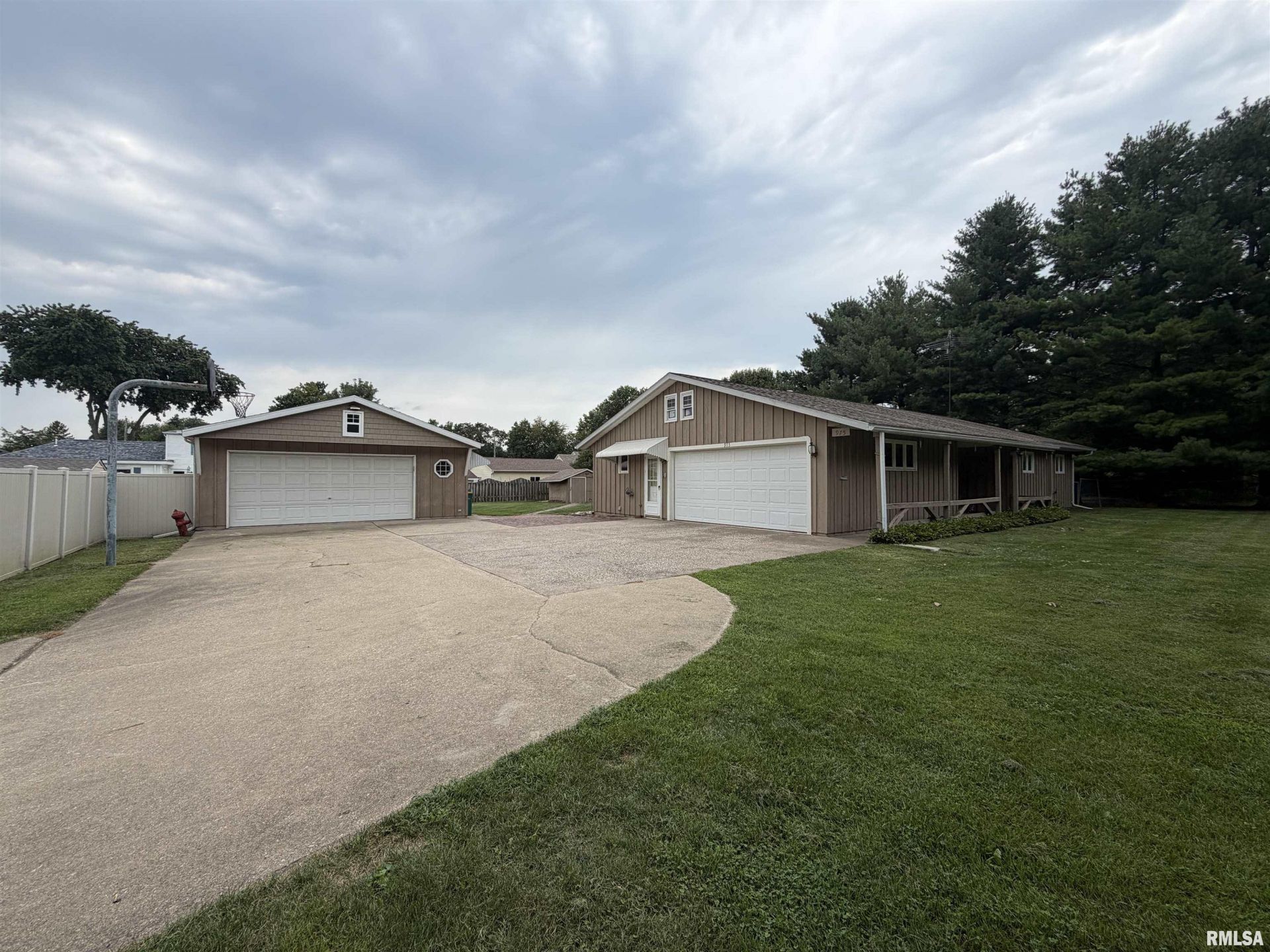 975 Johnston Street, Galesburg, IL 61401 Main Photo