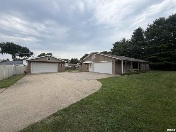 975 Johnston Street, Galesburg, IL 61401