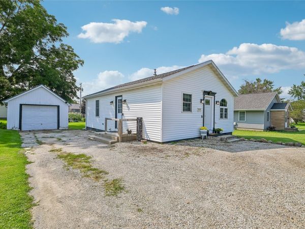 1315 1st Avenue , Center Point, IA 52213