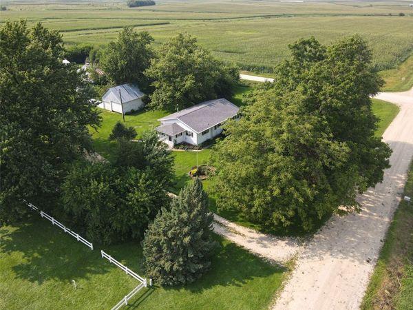 2403 150th Avenue , Manchester, IA 52057
