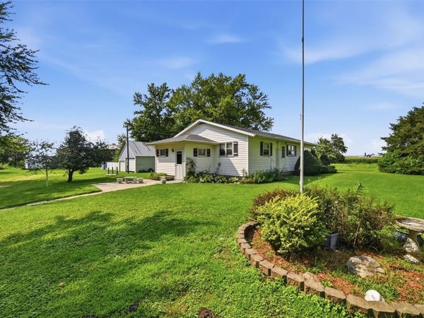 2403 150th Avenue , Manchester, IA 52057