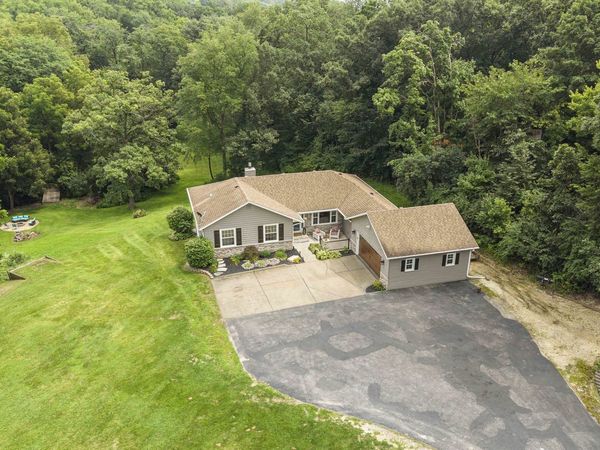 2260 Tara Lane , Le Claire, IA 52723