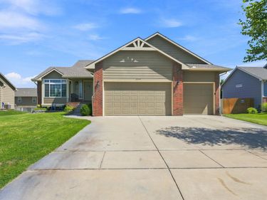 3245 S Bluelake Ct, Wichita, KS 67215