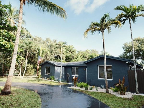 801 NE 144th St , North Miami, FL 33161