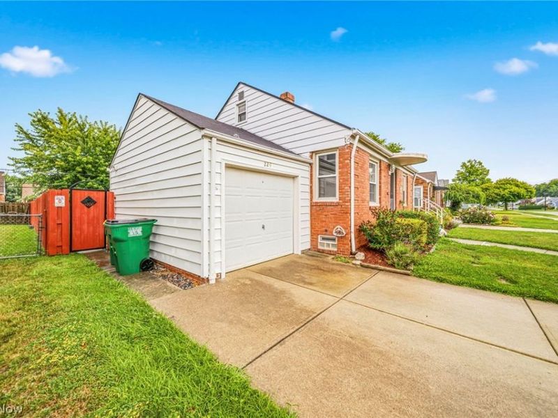 229 E 326th Street, Willowick, OH 44095 Photo 3