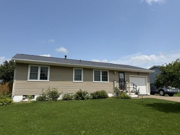 2807 BROADLAWN AVE, Muscatine, IA 52761
