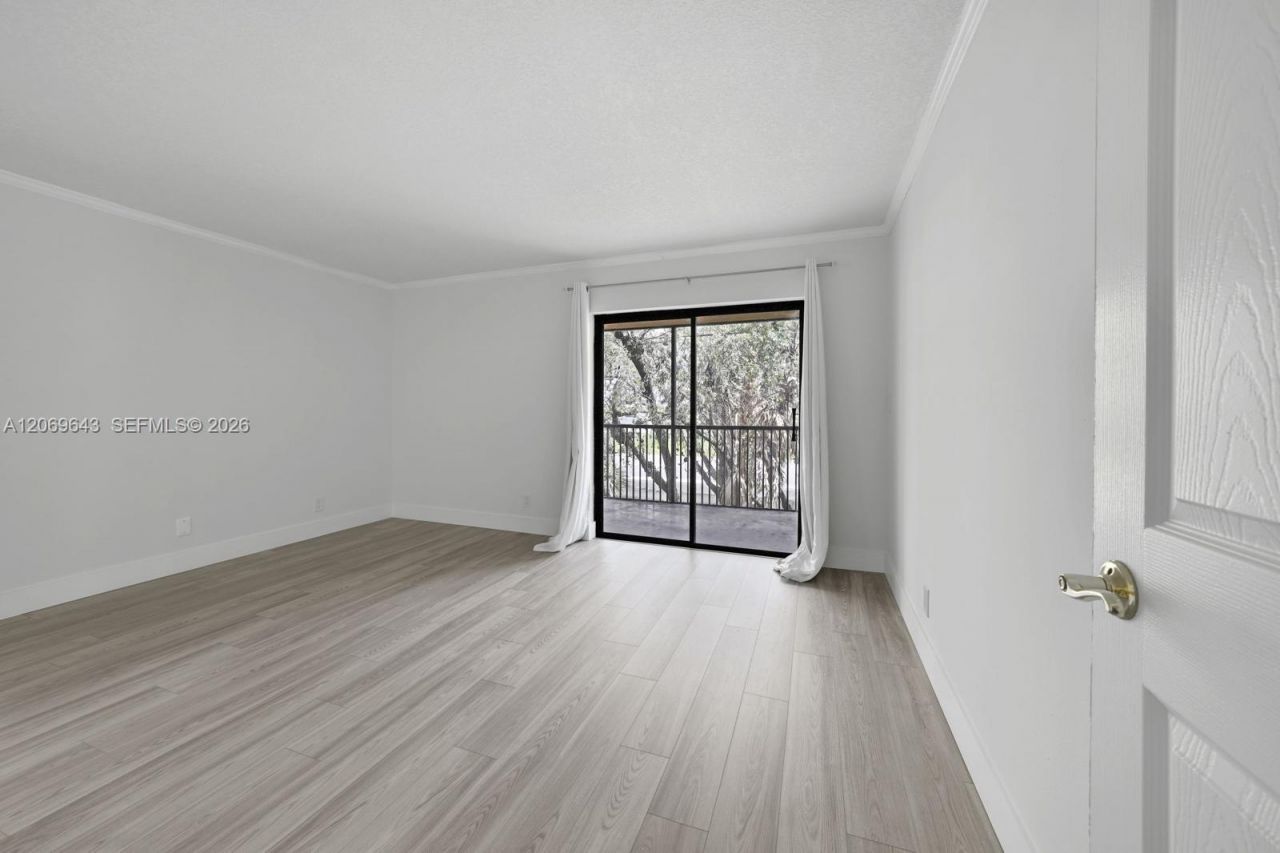 185 Lakeview Dr , Unit 201, Weston, FL 33326 Photo