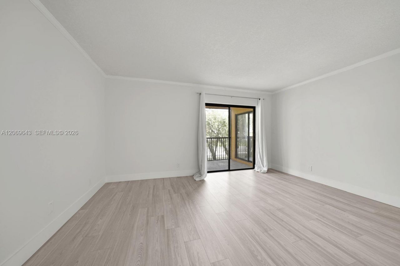 185 Lakeview Dr , Unit 201, Weston, FL 33326 Photo