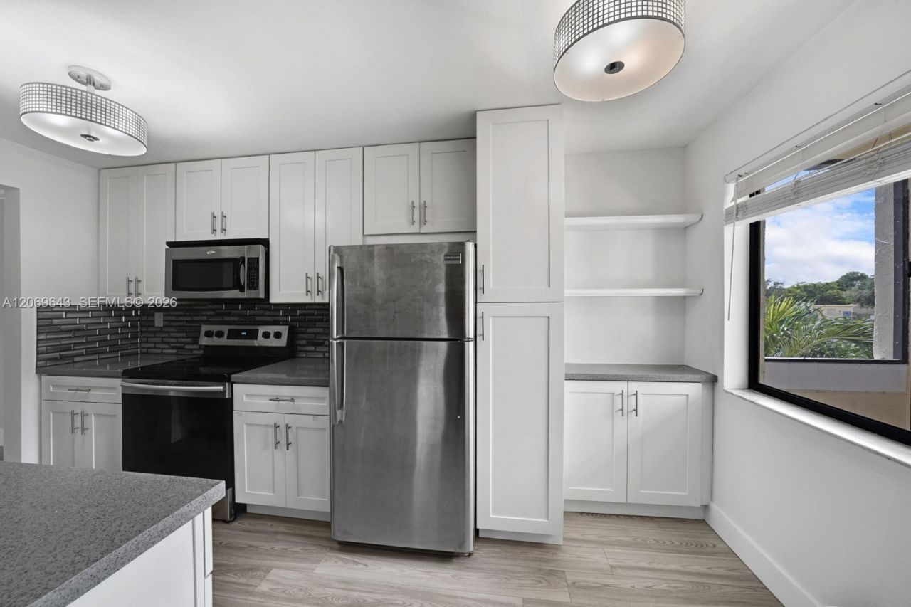 185 Lakeview Dr , Unit 201, Weston, FL 33326 Photo