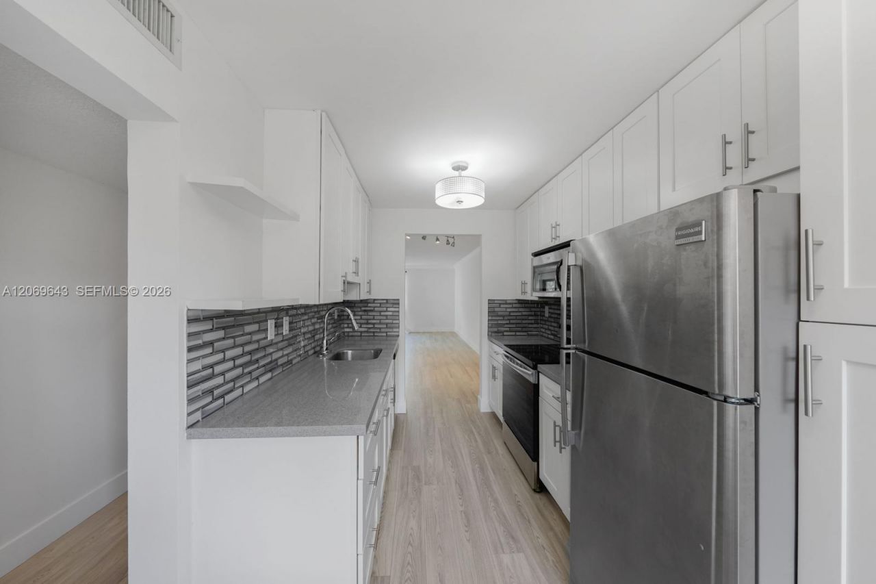 185 Lakeview Dr , Unit 201, Weston, FL 33326 Photo
