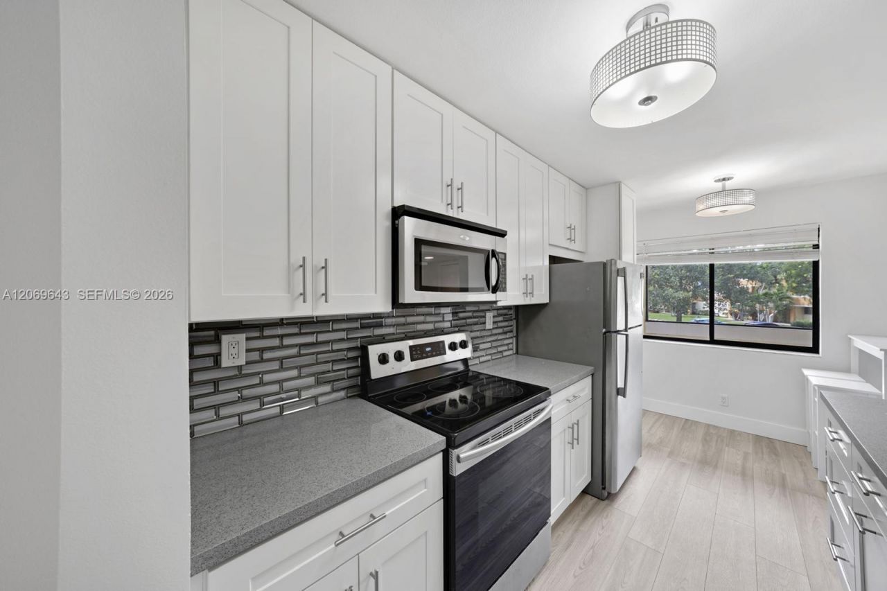 185 Lakeview Dr , Unit 201, Weston, FL 33326 Photo