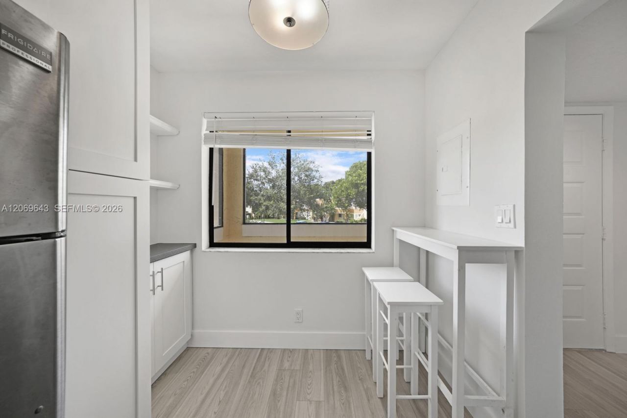185 Lakeview Dr , Unit 201, Weston, FL 33326 Photo