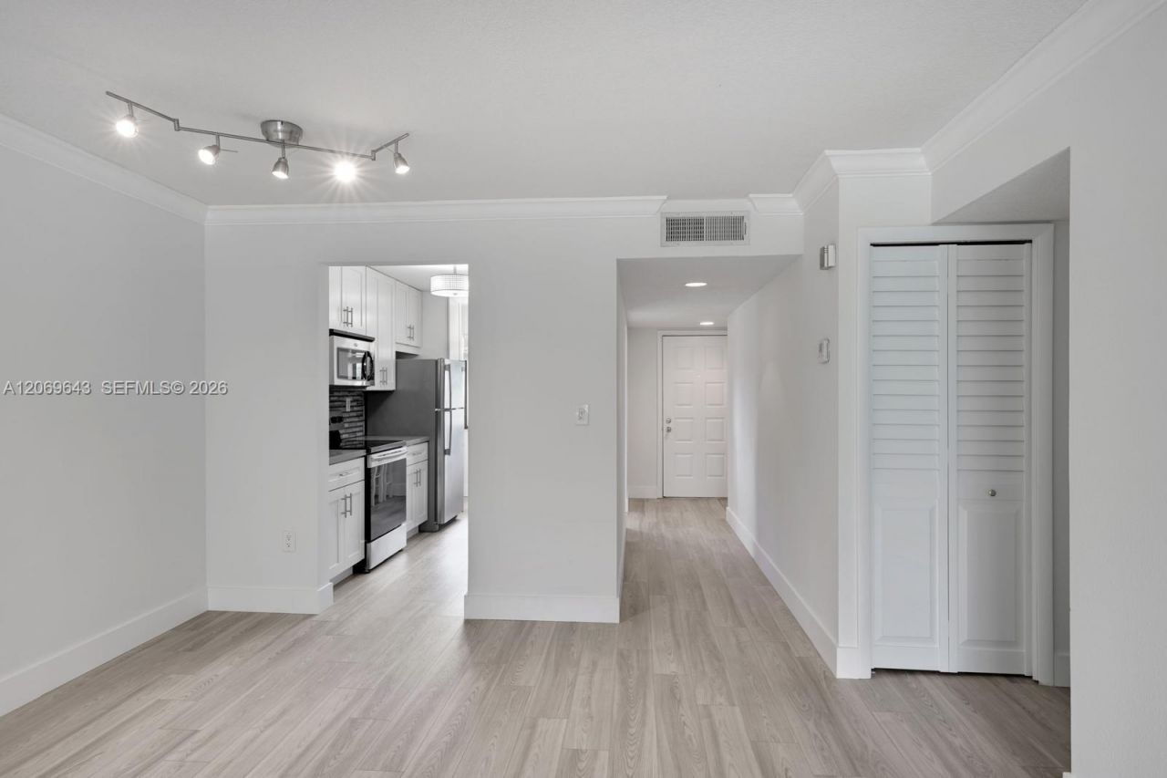 185 Lakeview Dr , Unit 201, Weston, FL 33326 Photo