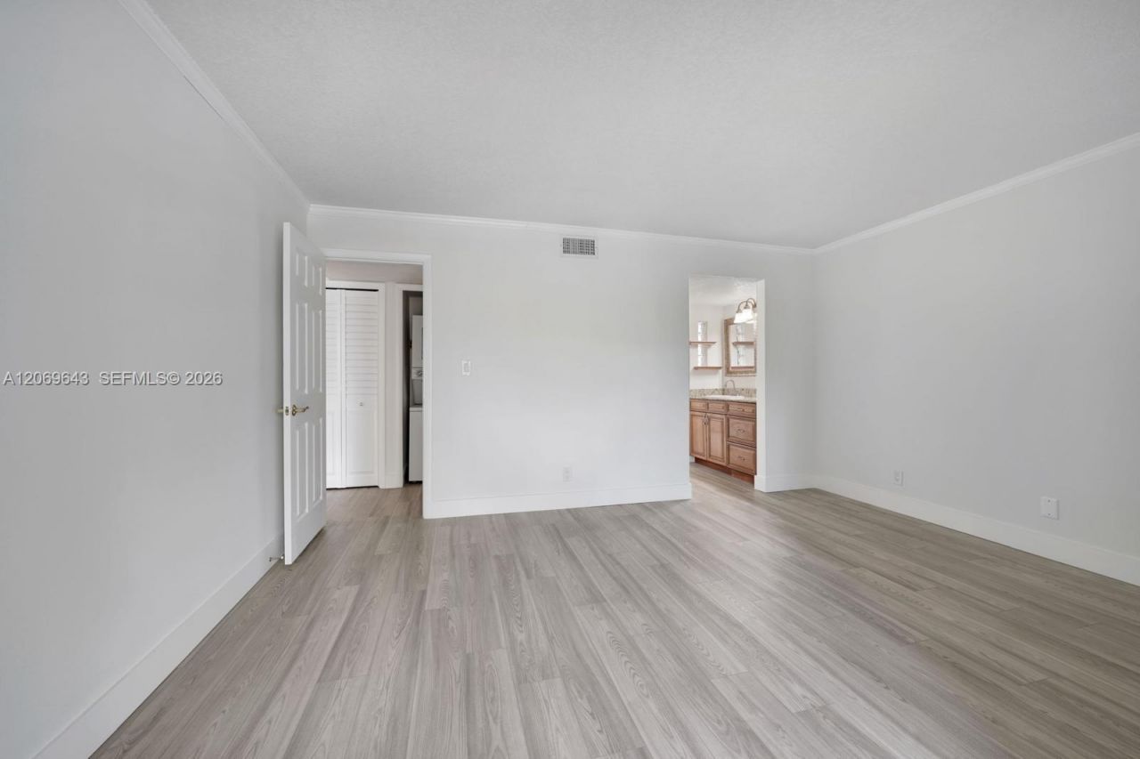 185 Lakeview Dr , Unit 201, Weston, FL 33326 Photo