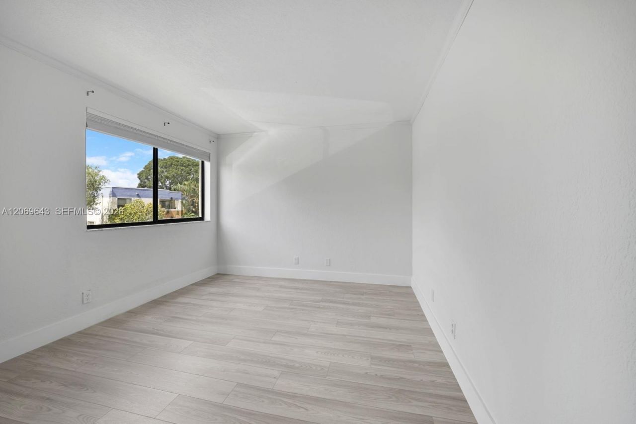 185 Lakeview Dr , Unit 201, Weston, FL 33326 Photo
