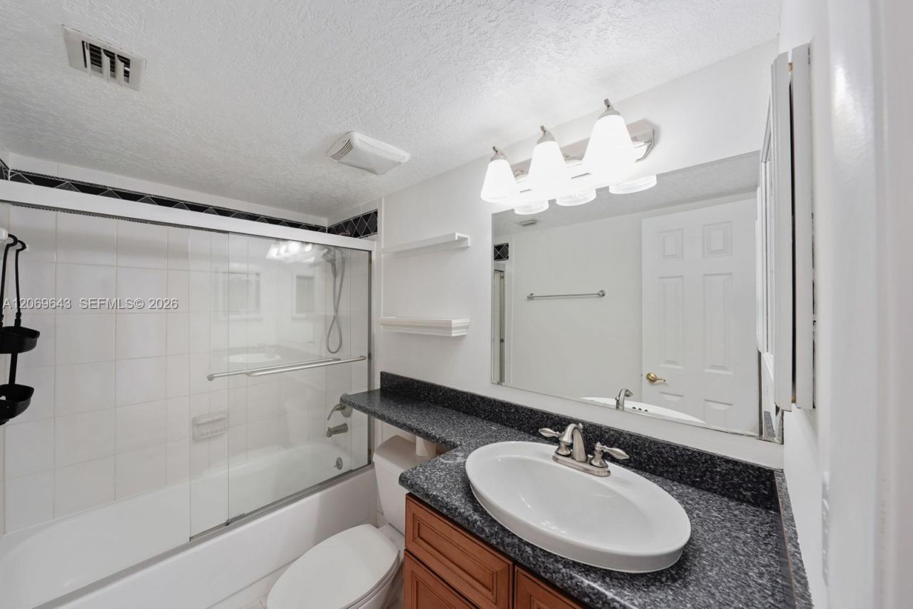 185 Lakeview Dr , Unit 201, Weston, FL 33326 Photo