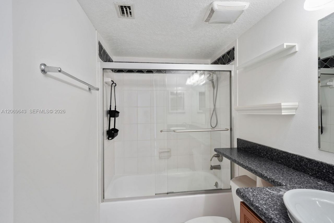185 Lakeview Dr , Unit 201, Weston, FL 33326 Photo