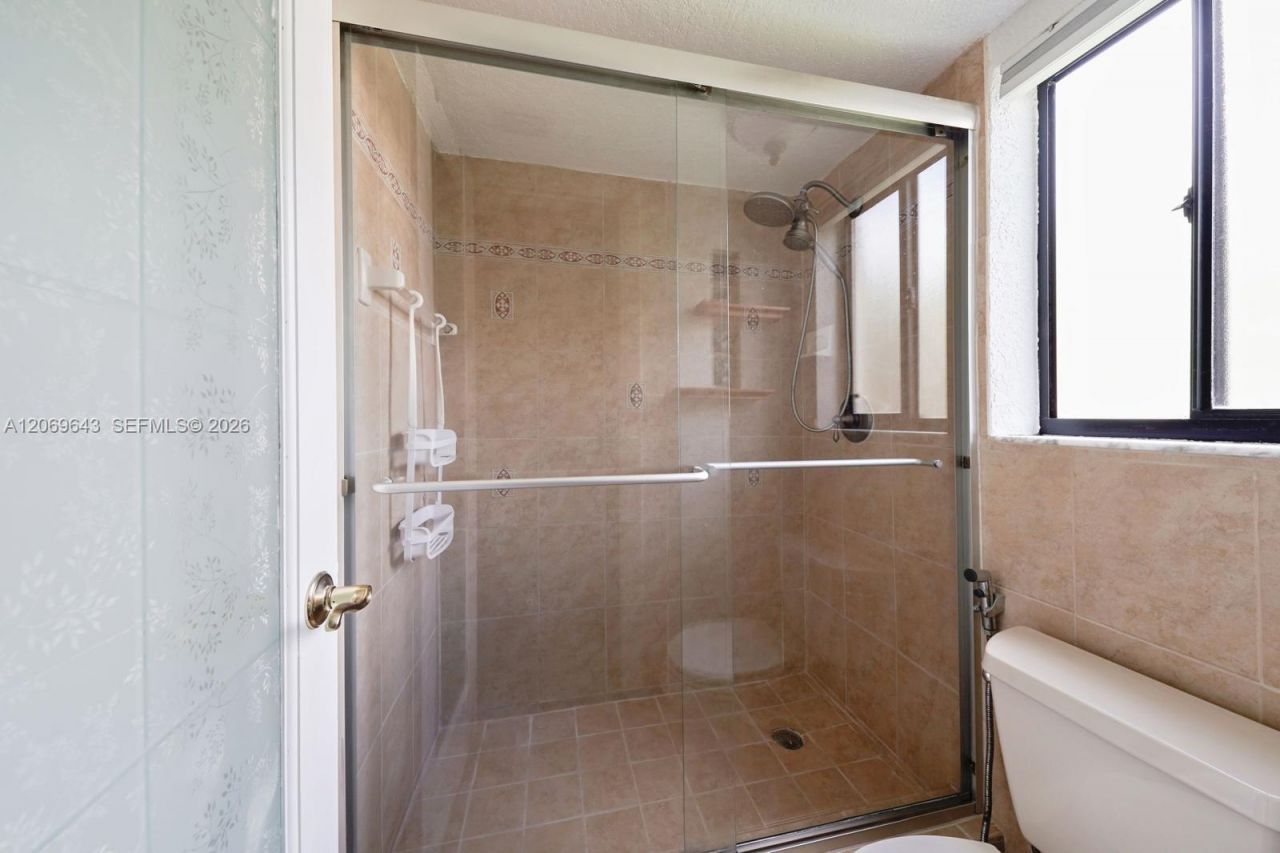 185 Lakeview Dr , Unit 201, Weston, FL 33326 Photo