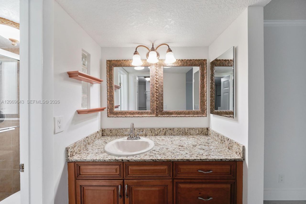 185 Lakeview Dr , Unit 201, Weston, FL 33326 Photo