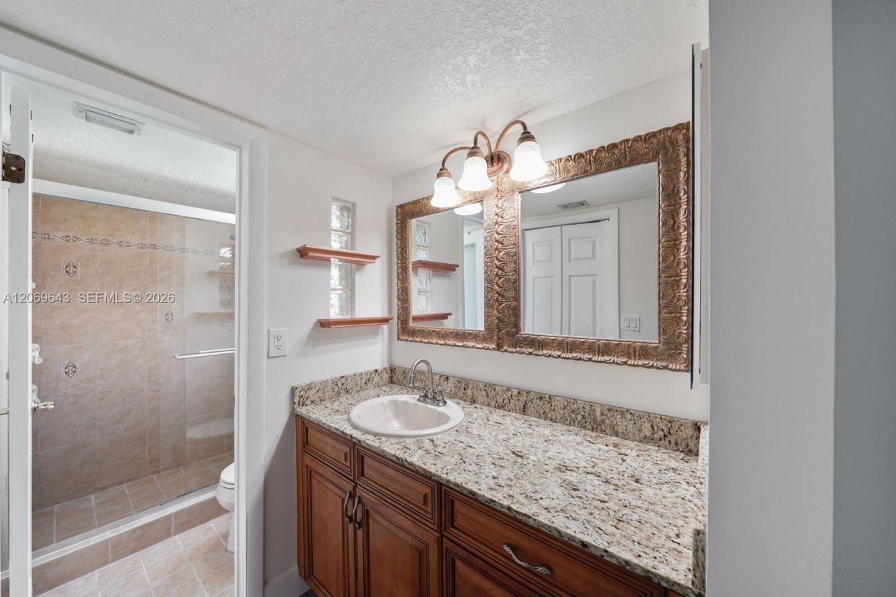 185 Lakeview Dr , Unit 201, Weston, FL 33326 Photo