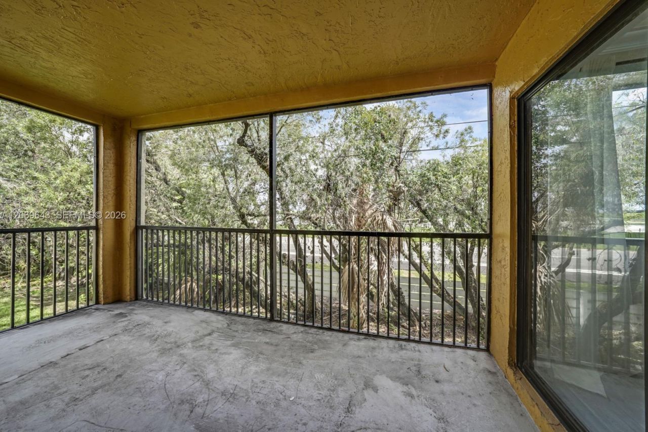185 Lakeview Dr , Unit 201, Weston, FL 33326 Photo
