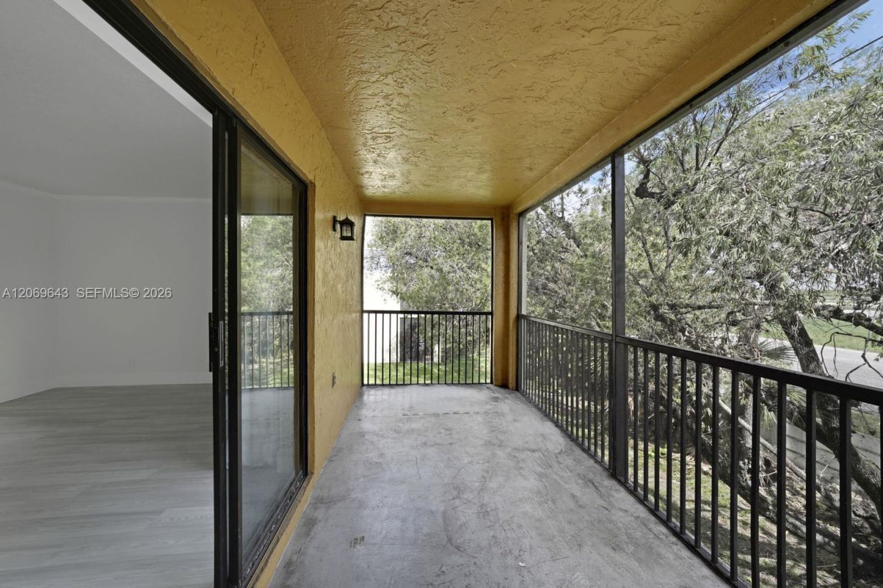 185 Lakeview Dr , Unit 201, Weston, FL 33326 Photo
