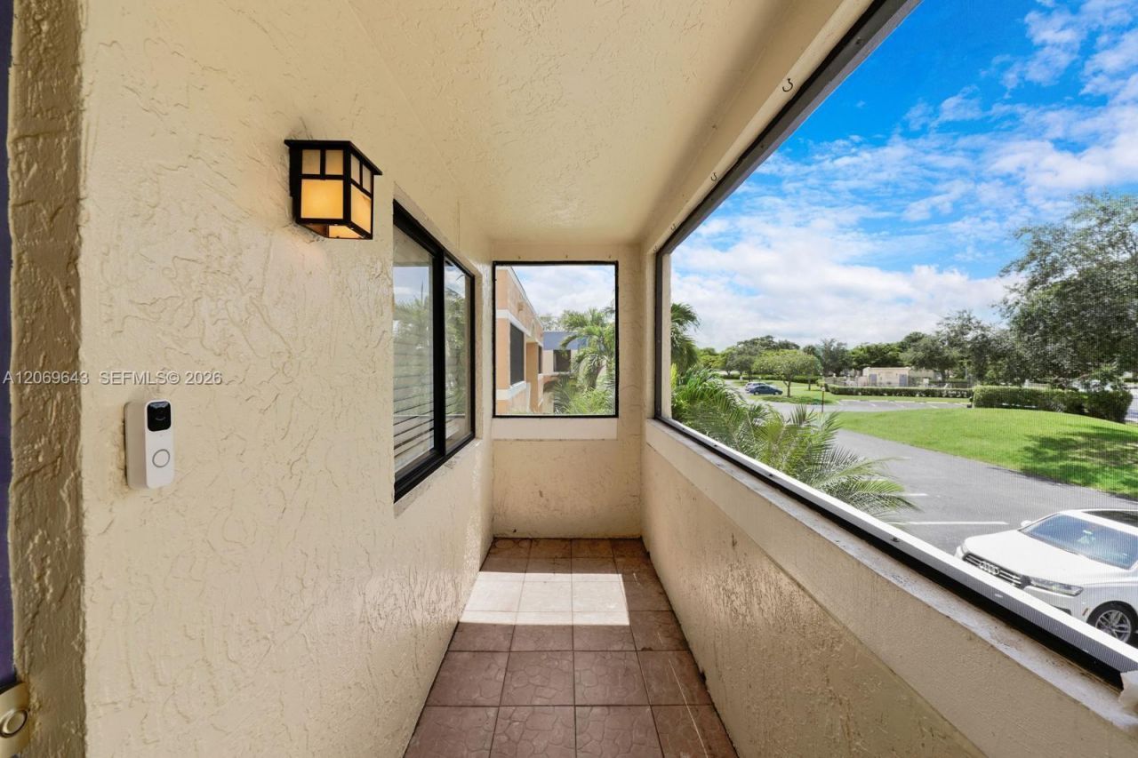 185 Lakeview Dr , Unit 201, Weston, FL 33326 Photo