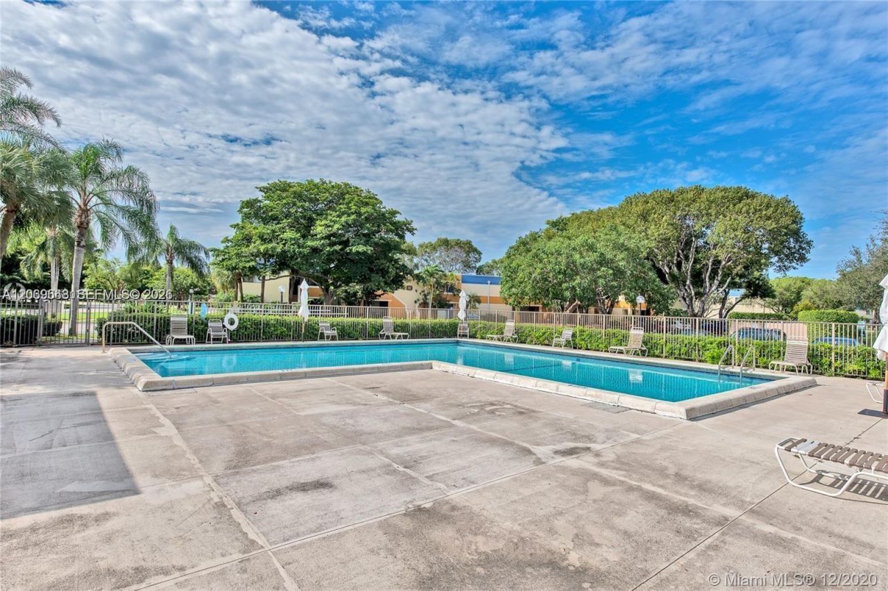 185 Lakeview Dr , Unit 201, Weston, FL 33326 Photo