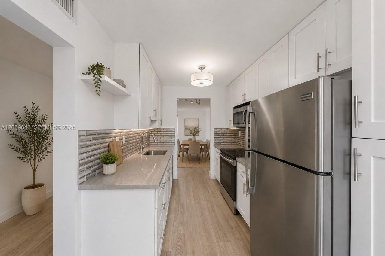 185 Lakeview Dr , Unit 201, Weston, FL 33326 Photo
