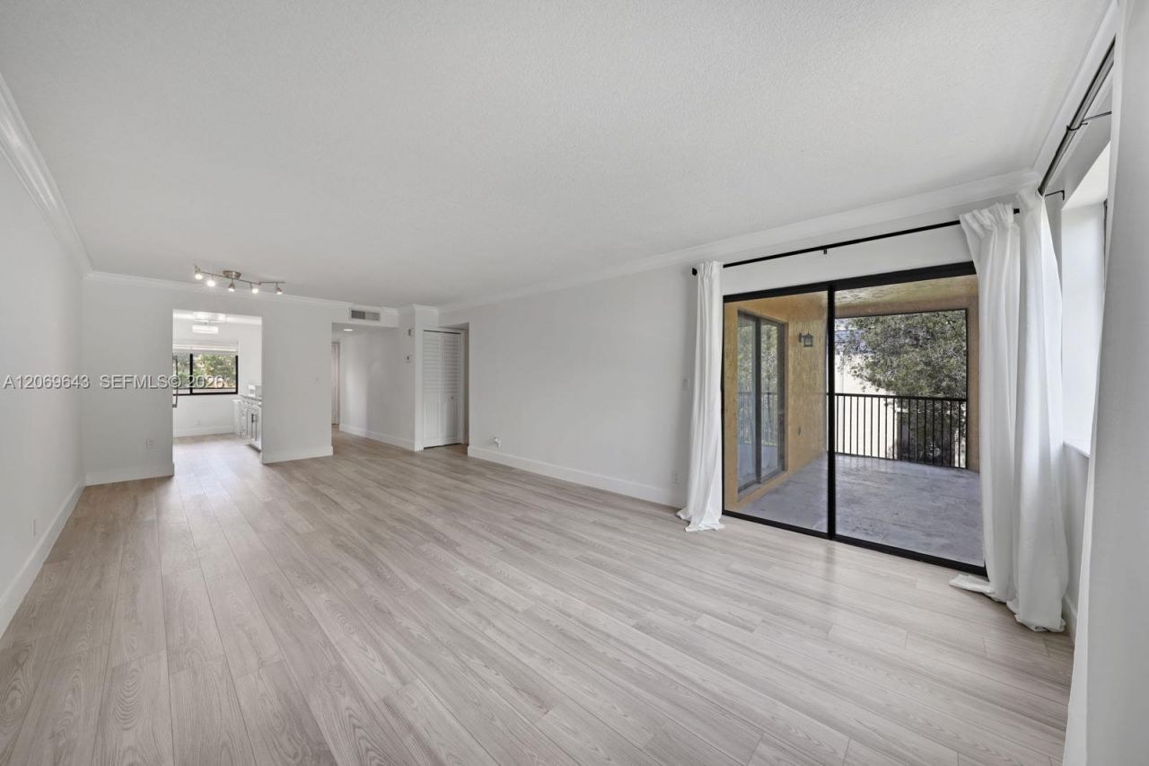 185 Lakeview Dr , Unit 201, Weston, FL 33326 Photo