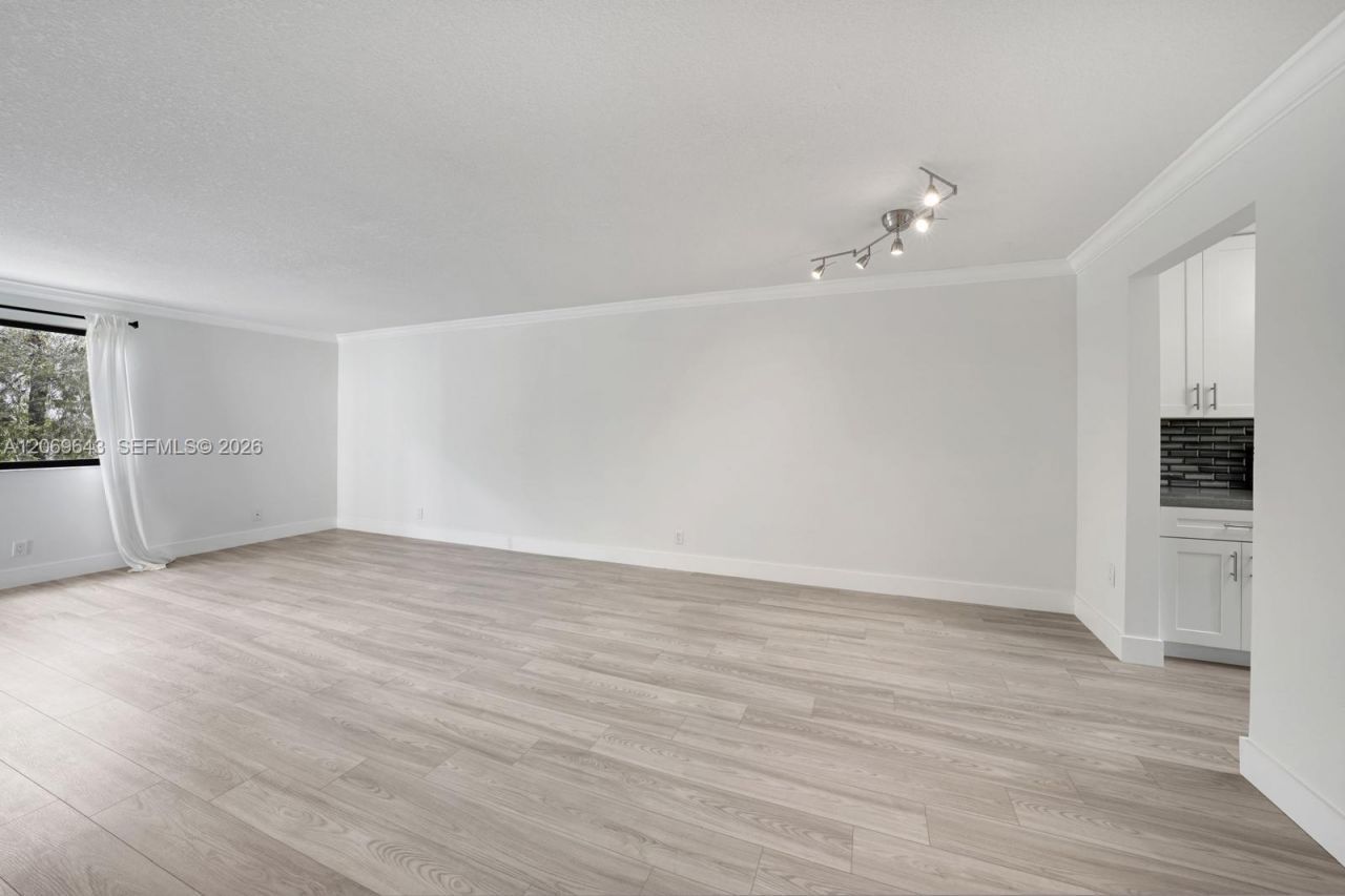 185 Lakeview Dr , Unit 201, Weston, FL 33326 Photo