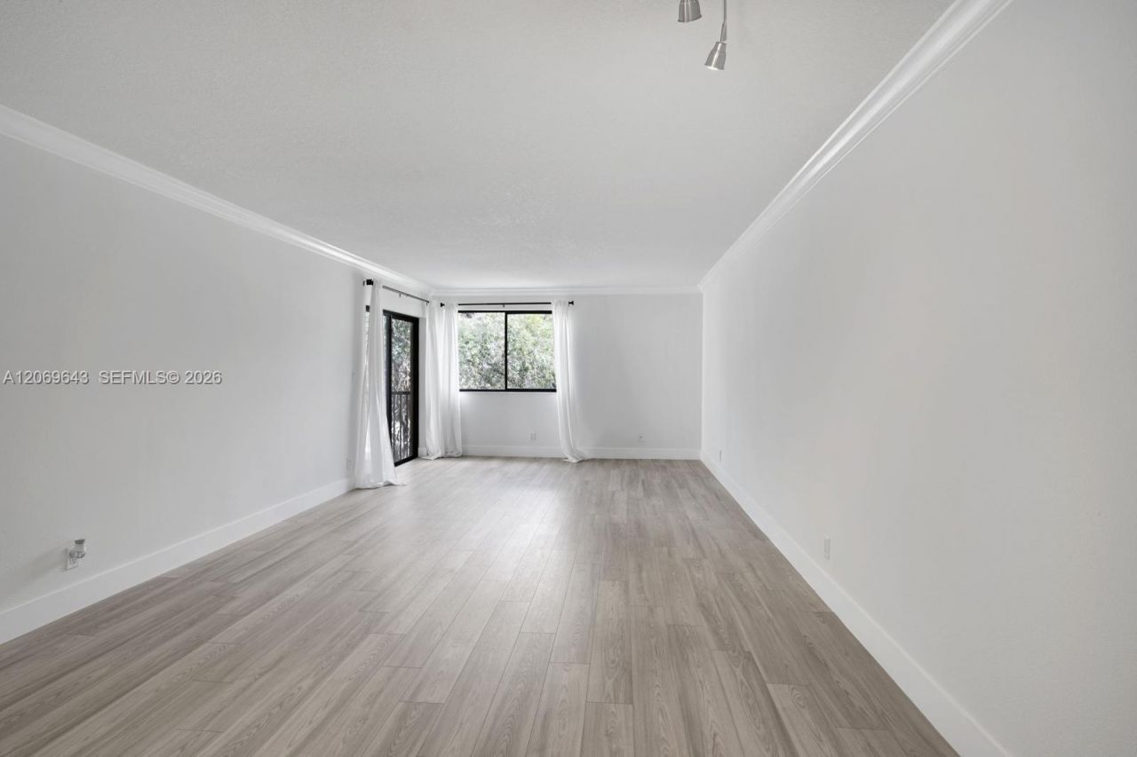 185 Lakeview Dr , Unit 201, Weston, FL 33326 Photo