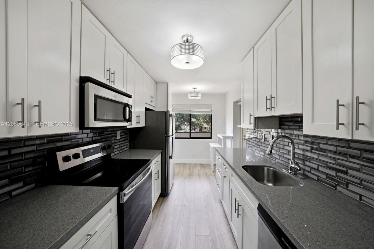 185 Lakeview Dr , Unit 201, Weston, FL 33326 Photo