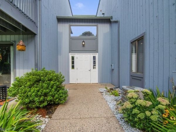 252 Drake Ln, Roxbury, NJ 07852