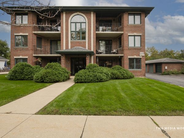 616 E 5th Avenue , Unit 101, Naperville, IL 60563