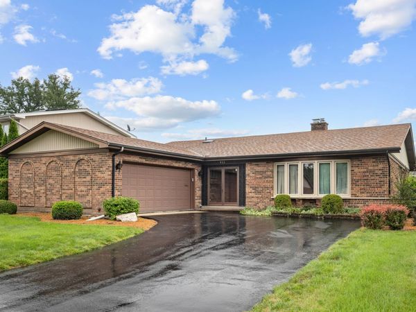 911 W Willow Lane, Mount Prospect, IL 60056