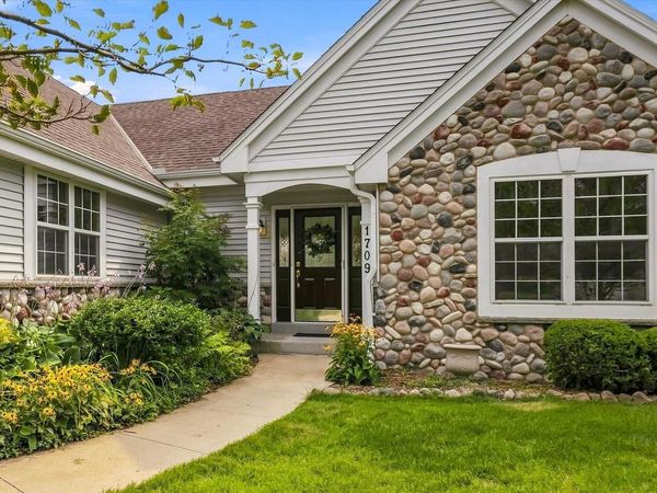 1709 Tumbleweed CIRCLE, West Bend, WI 53095