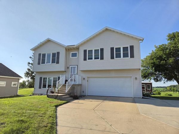 6738 Henry Road, Belleville, WI 53508