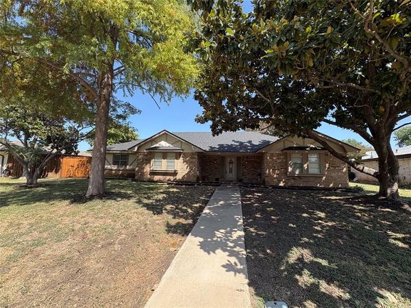 1025 Cloverdale Lane, DeSoto, TX 75115