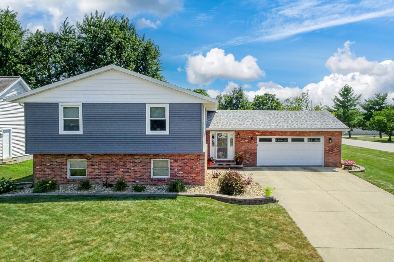 708 Kelley Drive , Heyworth, IL 61745 Main Photo